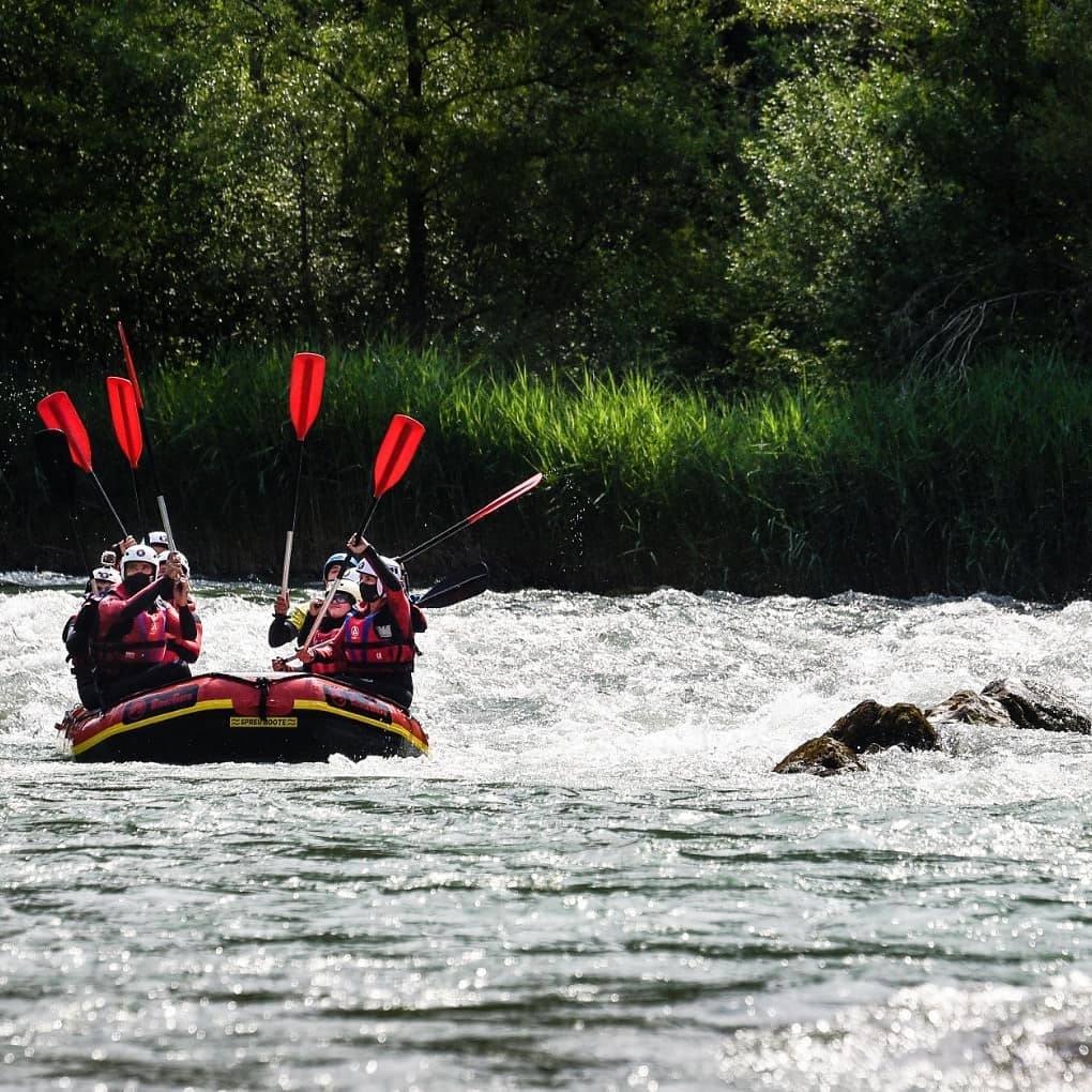 Esta experiencia transcurre en un río pirenaico que pasa por Murillo de Gállego, una pequeña isla zaragozana dentro de la provincia de Huesca. El Cañón del río Gállego comienza justo después de la presa del Pantano de la peña. Un descenso de más de 11 kilómetros durante una mañana de olas y agua grande. El desnivel hace de este tramo una actividad para aventureros, con ganas de emoción. Se comienza el descenso con uno de los pasos mas emocionantes del río de nivel IV que prepara para el siguiente tramo en el que el río se encañona entre paredes y las olas se suceden mientras el equipo trata de tomar los mandos de la balsa de rafting, siguen diferente rápidos hasta llegar a 'El embudo' un rápido con un desnivel y fuerza especial. Durante el descenso, se realizan saltos al agua, abordajes a otras barcas y sobre todo disfrutar de los salpicones y las grandes olas que se encuentran durante el descenso. 