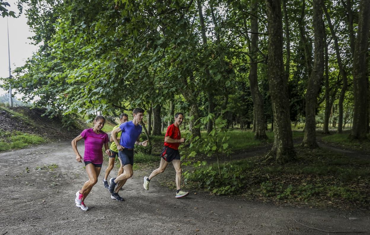 Un grupo de atletas entrena en el parque de Las Tablas, este lunes, en Torrelavega.