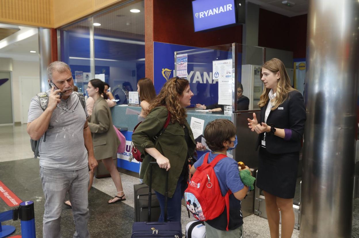 Pasajeros afectados por la cancelación hace unos días del vuelo a Málaga piden información en el mostrador de Ryanair.