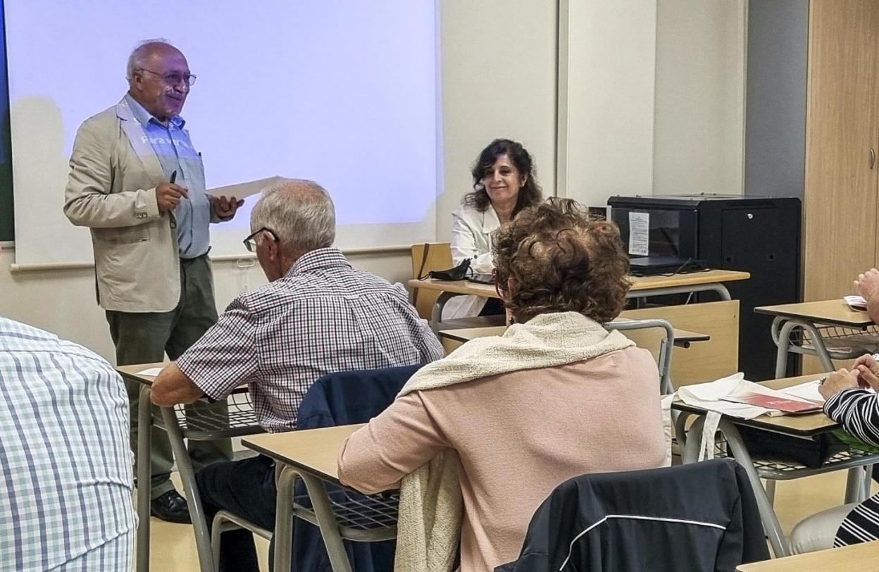 El teólogo Juan José Tamayo, de pie, durante el inicio del curso de la UC en Laredo. 