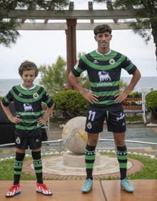 Imagen secundaria 2 - El Racing presenta sus nuevas armaduras para el asalto a Segunda División