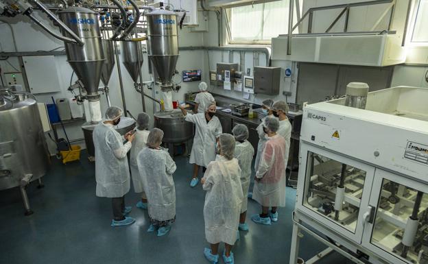 Estudiantes del IES José María de Pereda en las instalaciones de la empresa familiar Vega Pas.