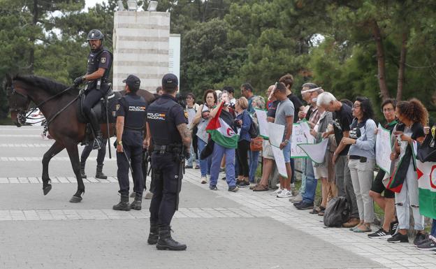 Durante el acto de entrega de la medalla, hubo una protesta en el exterior del Palacio de La Magdalena por la matanza de hace días en la parte marroquí de la valla de Melilla.