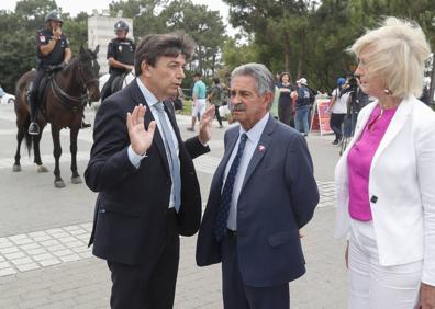 Imagen secundaria 1 - «No es una condecoración a nosotros como expresidentes, sino a la democracia española»