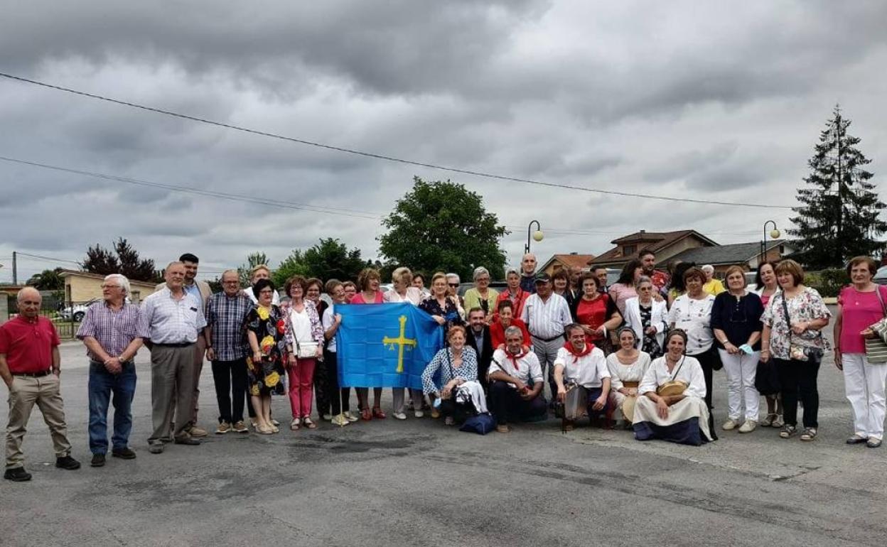 Ambas delegaciones tras sellar el hermanamiento entre las dos localidades.