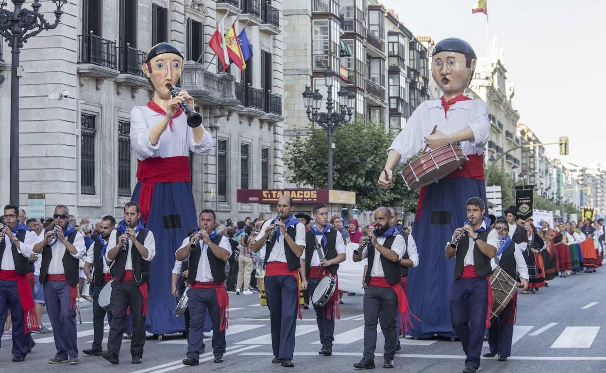 Desfile por las calles de Santander en el Día de las Instituciones.