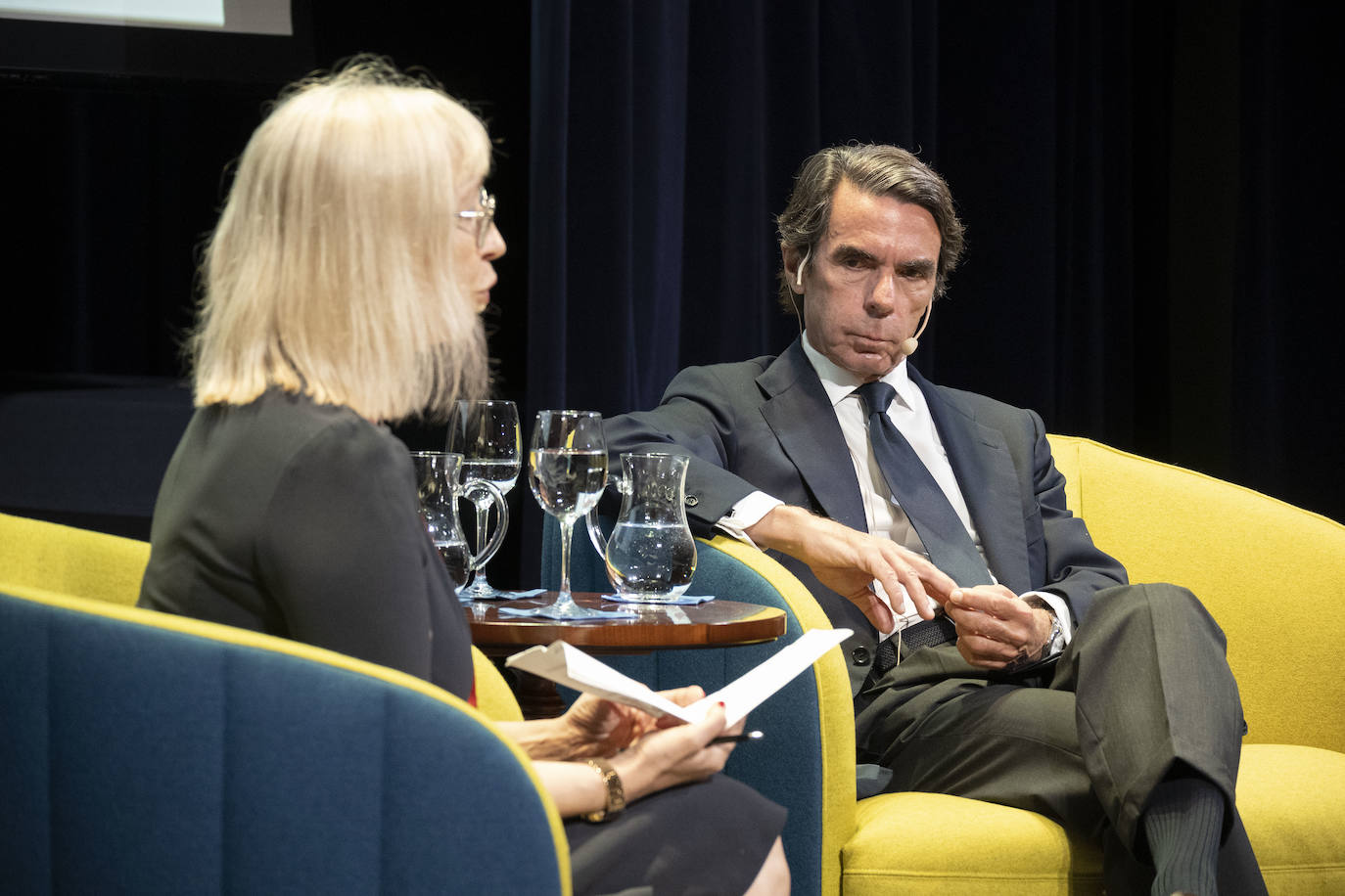 La conductora del evento, la investigadora principal del Real Instituto Elcano, Mira Milosevich, junto a Aznar.