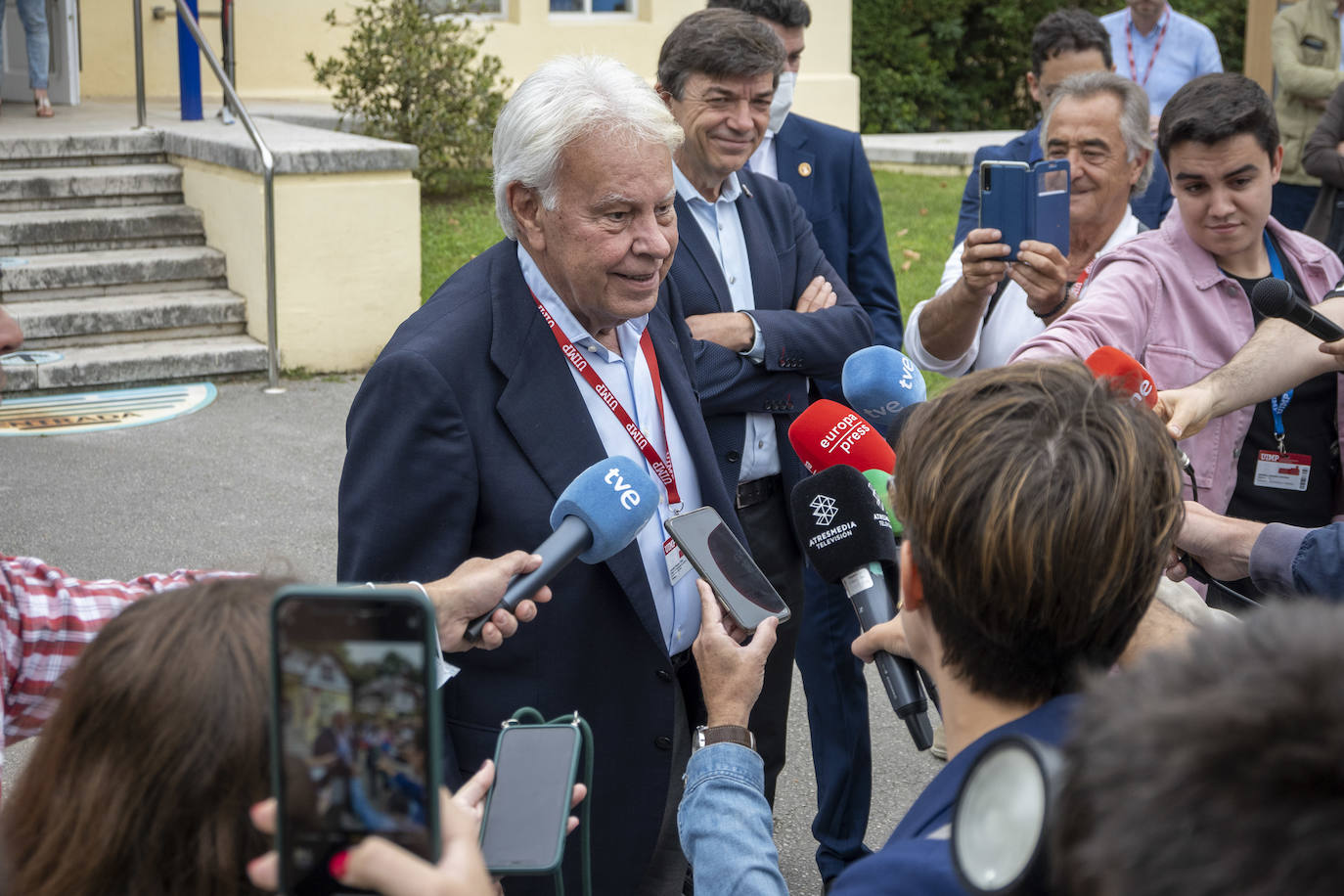 Felipe González atiende a los medios de comunicación.