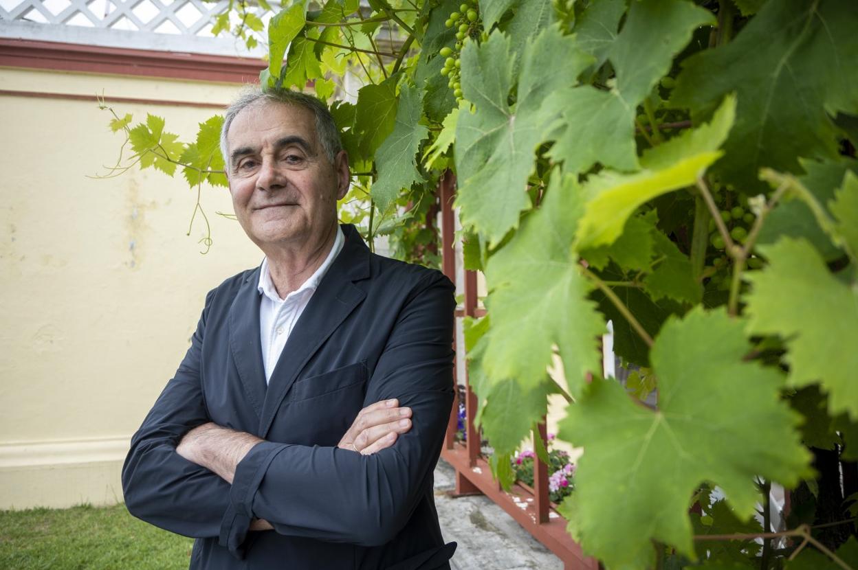 El profesor y crítico literario Germán Gullón, ayer, en el patio de Las Caballerizas.