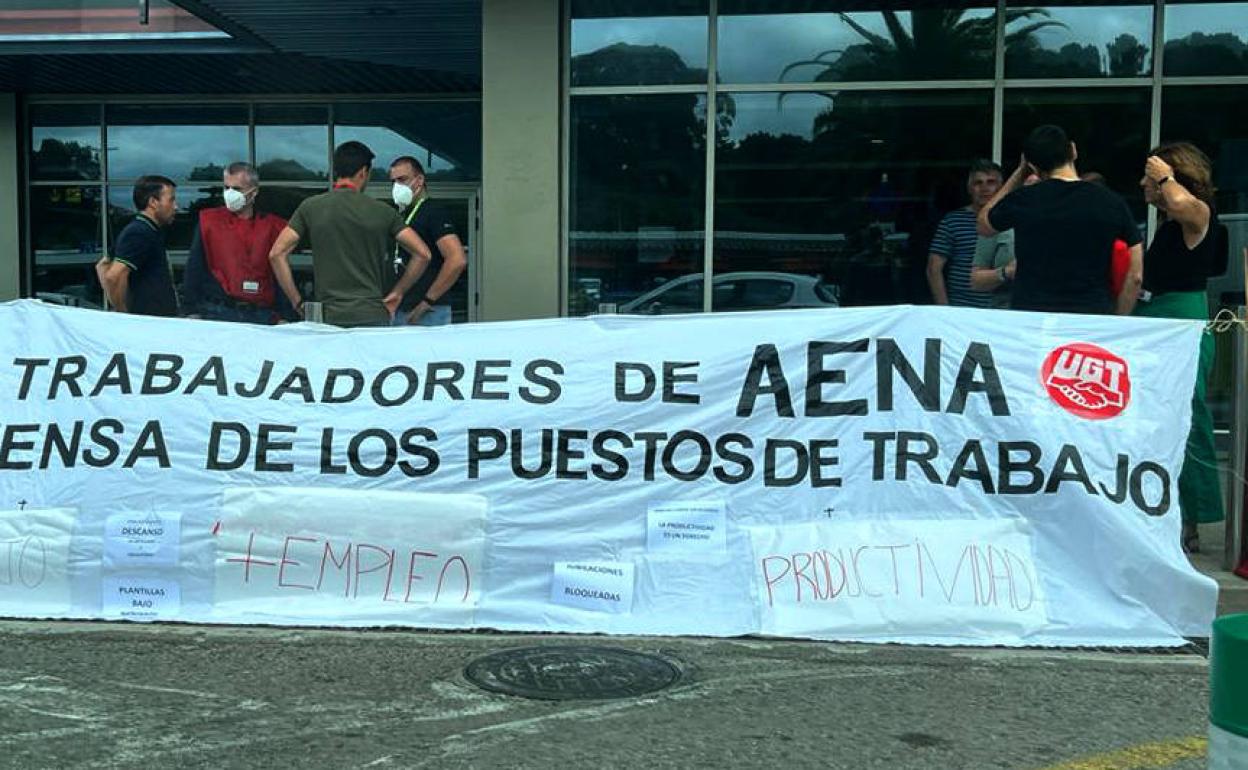 Personal de AENA se concentra en el aeropuerto para exigir la productividad retirada durante la pandemia