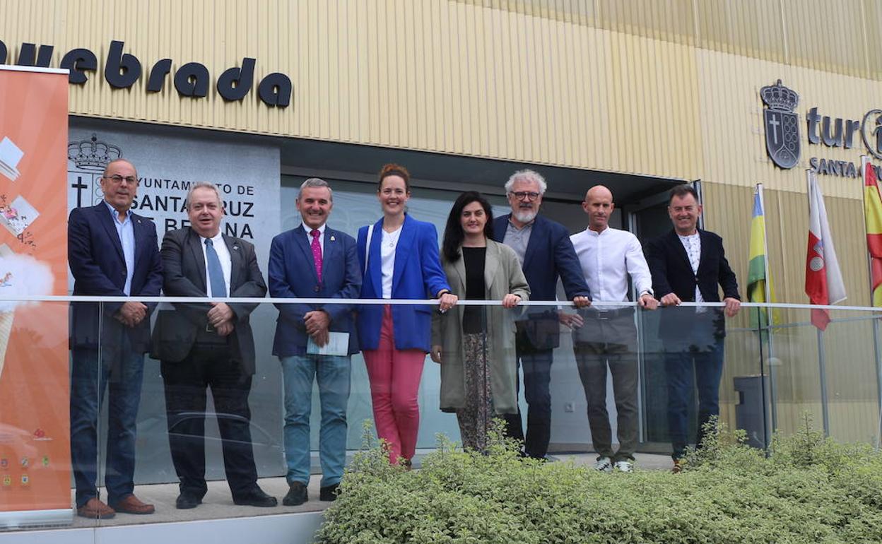 El alcalde, Alberto García Onandía, junto al concejal de Educación, Manuel Pérez, recibió al vicerrector de Cultura, Proyección Social y Relaciones Institucionales, Tomás Mantecón, al director de la sede bezaniega, José María Zamanillo y a la directora del Área de Cursos de Extensión Universitaria, Raquel Gómez. 