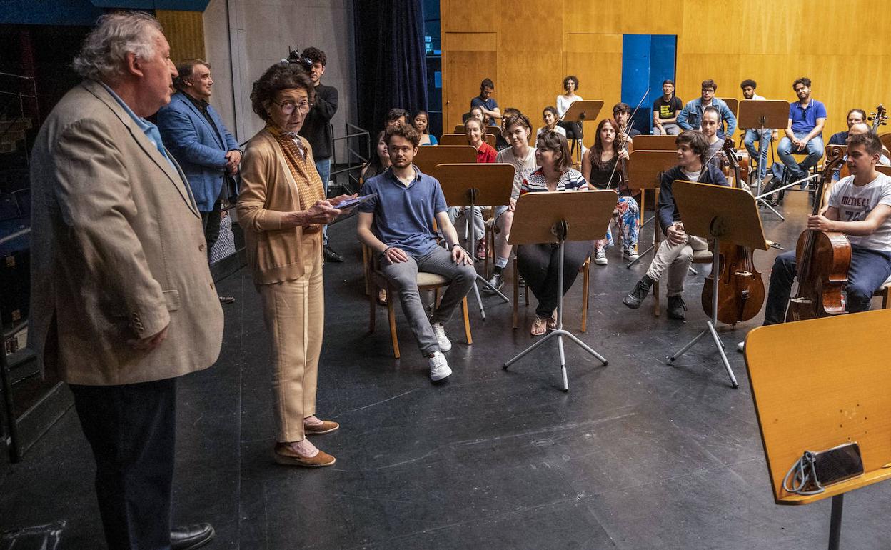 Paloma O'Shea, acompañada de Péter Csaba y Jaime Martín, dio la bienvenida a los participantes del Encuentro durante el ensayo. 