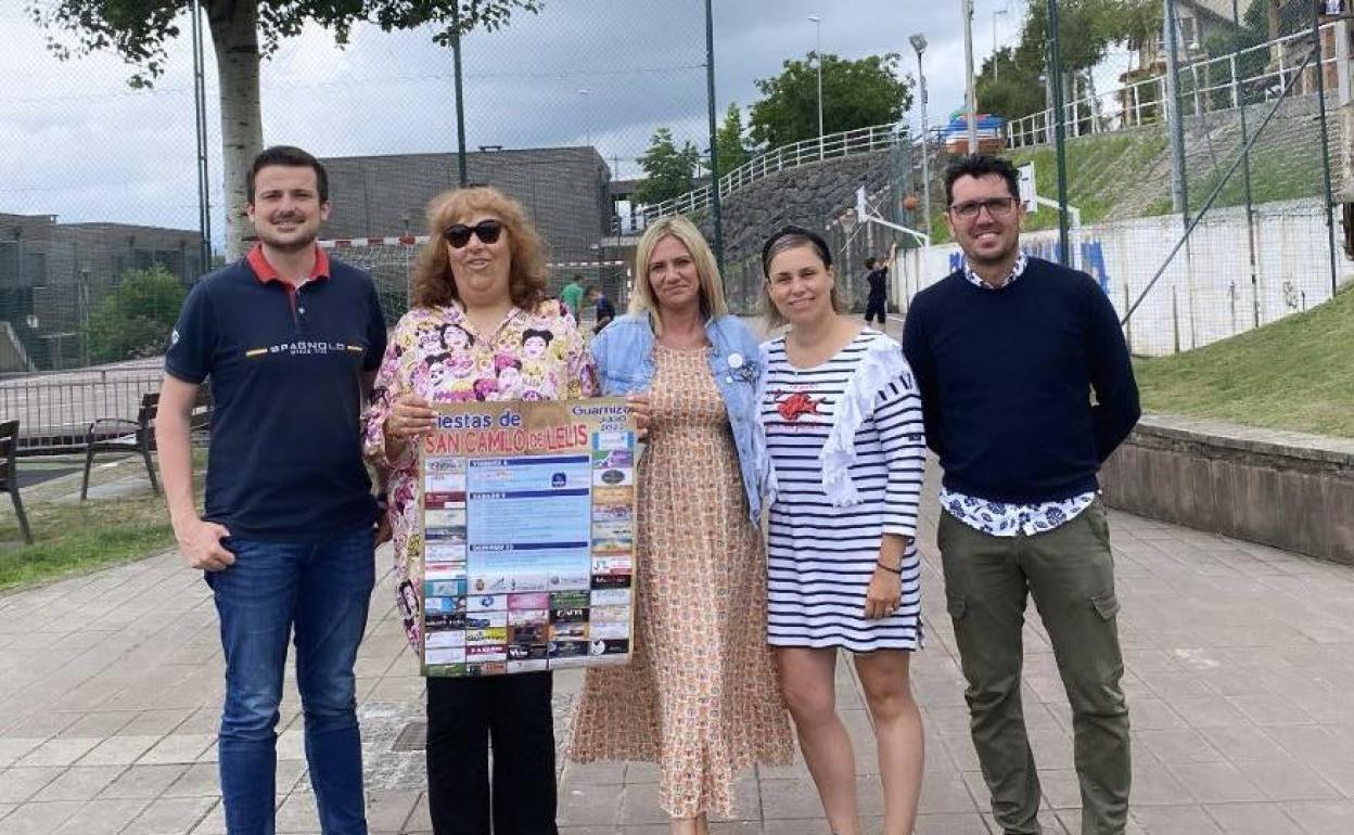 Los responsables de la organización de las fiestas de San Camilo, junto al alcalde pedáneo de Guarnizo, Alejandro Hoz, y la concejala de Festejos, Cristina Laza, durante el acto de presentación del cartel festivo.  