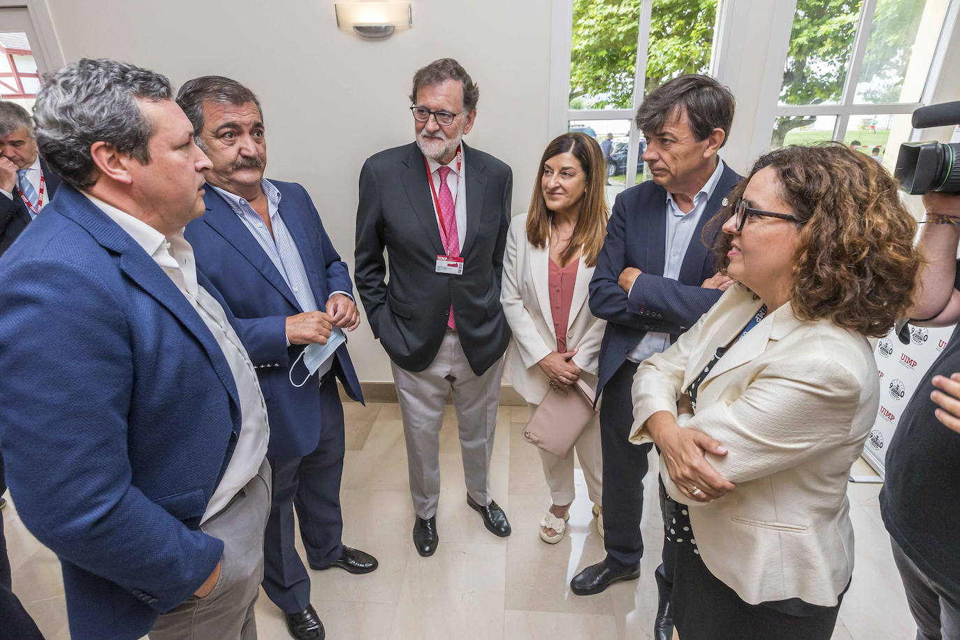 Mariano Rajoy y Carlos Andradas, con los líderes del Partido Popular de Cantabria.