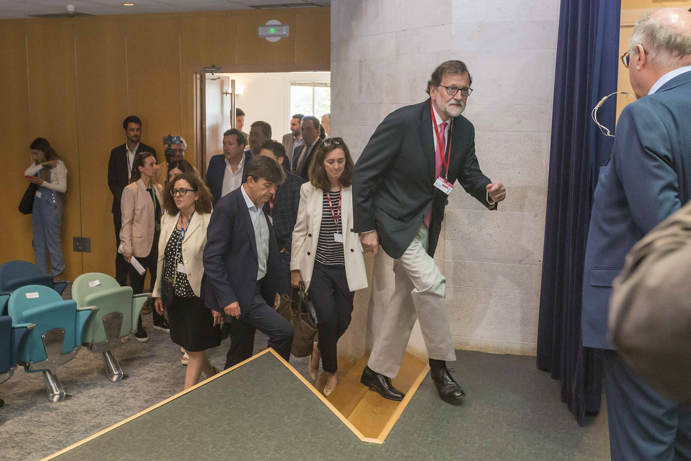 Mariano Rajoy, subiendo este miércoles al escenario del Paraninfo de La Magdalena.