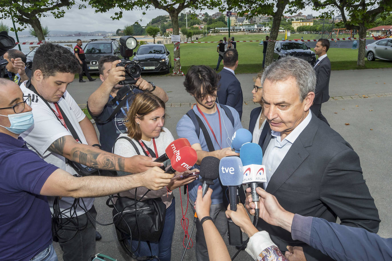 Zapatero atiende a los medios de comunicación a su llegada al Paraninfo de la UIMP.