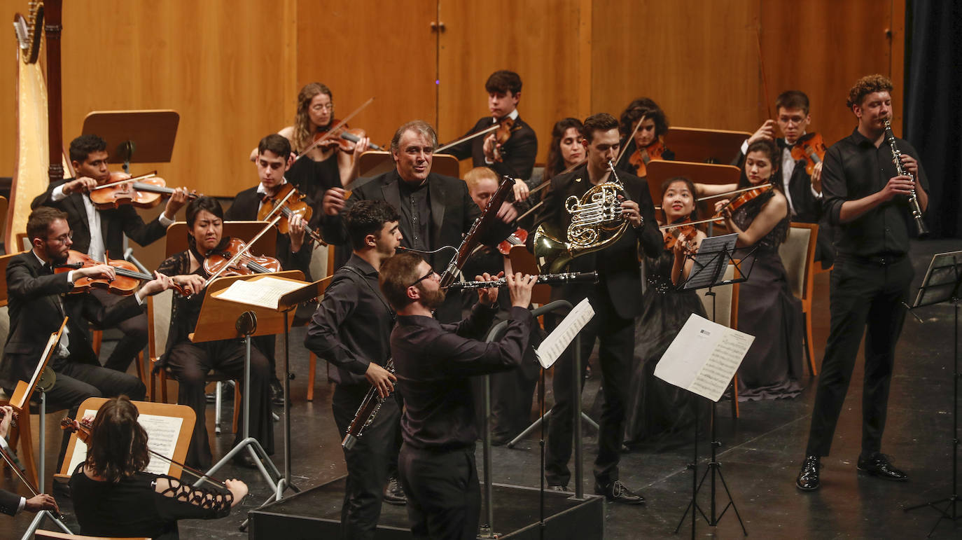 Jaime Martín volvió a la Sala Argenta para dirigir el concierto inaugural del Encuentro de Música y Academia con la voz de la soprano María Isabel Segarra 