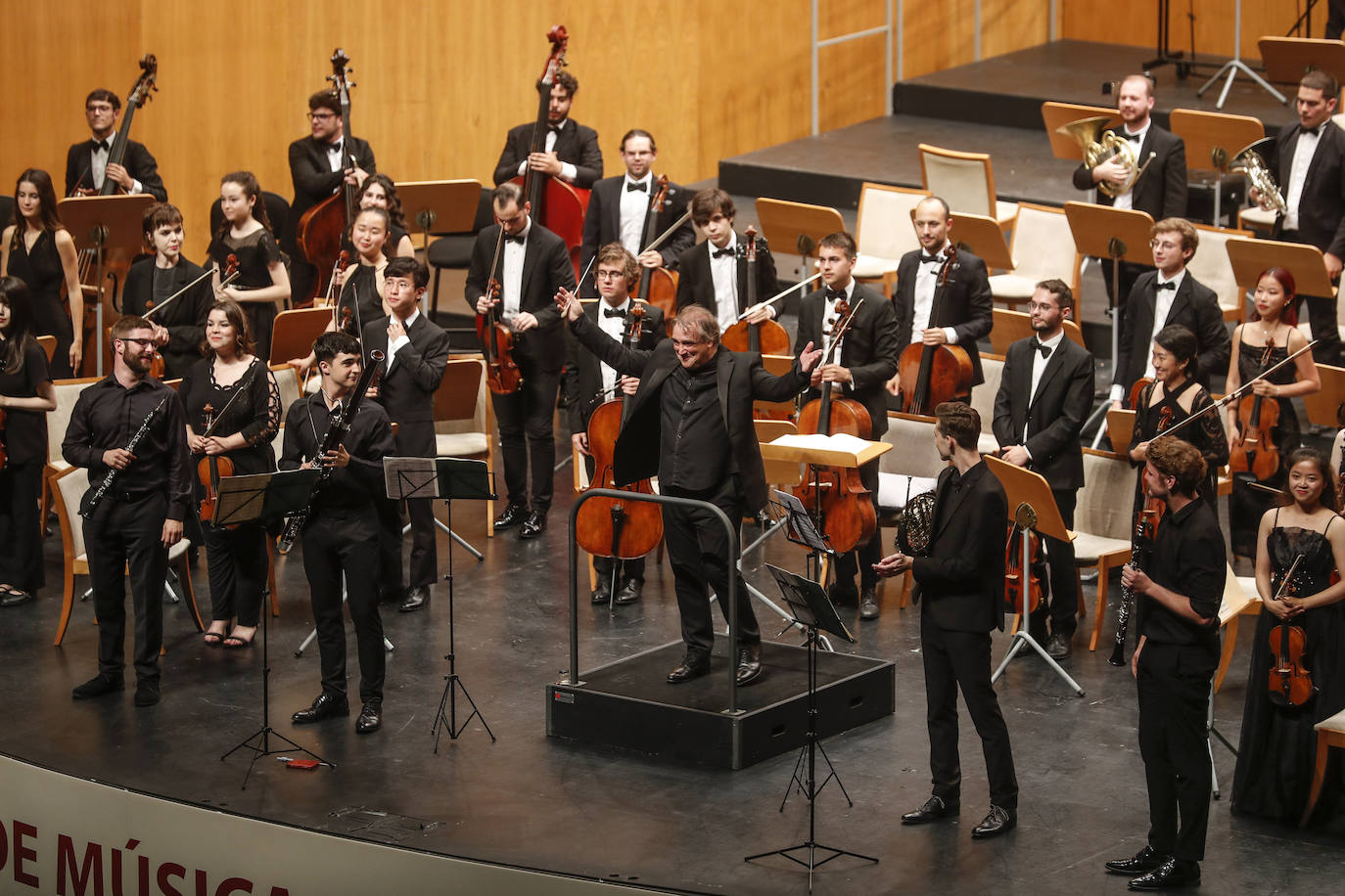 Jaime Martín volvió a la Sala Argenta para dirigir el concierto inaugural del Encuentro de Música y Academia con la voz de la soprano María Isabel Segarra 