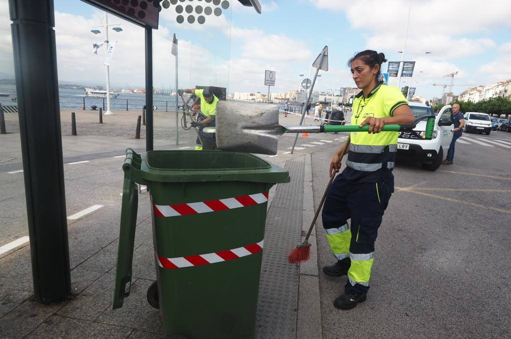 Operarios del Ayuntamiento de Santander han limpiado las inmediaciones de la marquesina de autobús en Puertochico, totalmente cubierta de cristales tras estrellarse una mujer que circulaba en patinete.