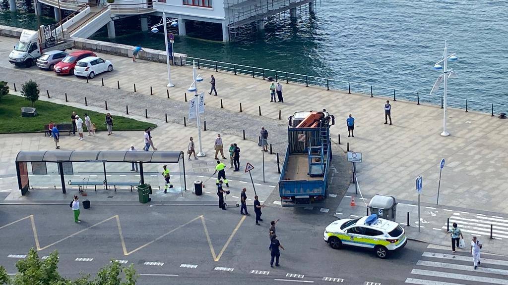 Operarios del Ayuntamiento de Santander han limpiado las inmediaciones de la marquesina de autobús en Puertochico, totalmente cubierta de cristales tras estrellarse una mujer que circulaba en patinete.