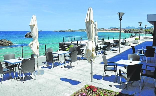 Terraza del restaurante sobre la playa de El Sable. 