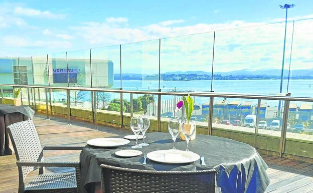 Terraza panorámica con vistas a la bahía y al Centro Botín. 