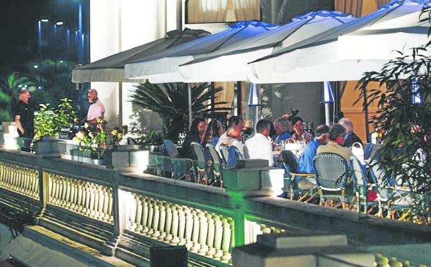 Imagen nocturna de la terraza inaugurada el pasado verano. 