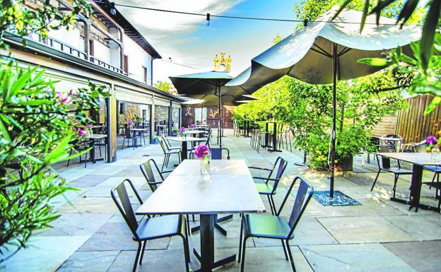 Terraza y porche de Juntad, casona barroca del siglo XVII. 