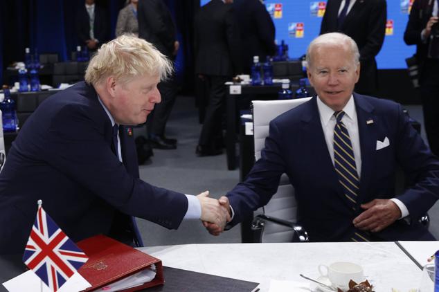 Johnson saluda al presidente de Estados Unidos, Joe Biden, durante la cumbre de la OTAN en Madrid