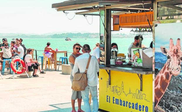 Terraza sobre el Muelle Calderón.