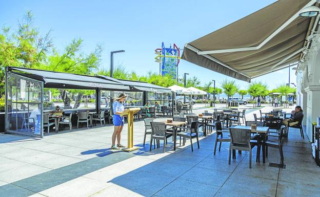 El establecimiento dispone de una gran terraza en la plaza de Italia. 