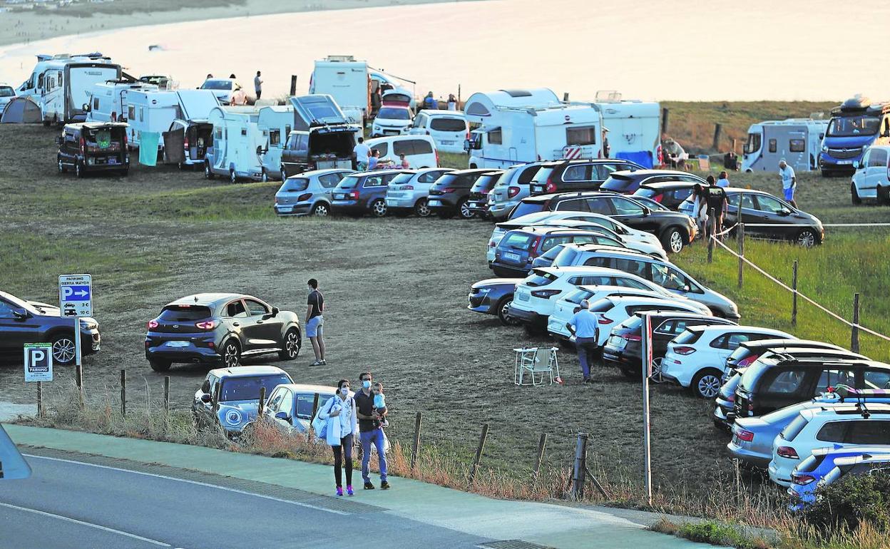 El parque ha autorizado el estacionamiento de vehículos en fincas particulares cercanas a la playa en horario diurno. 