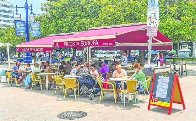 La siempre animada terraza de Picos en la calle Burgos. 