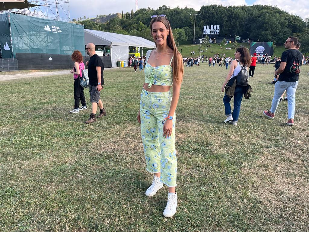 En nuestra galería de mejores vestidas no podría faltar un 'total look' con estampado floral como el que luce Adriana Domínguez. Esta bilbaína de 32 años se ha enfundado en un diseño de Stradivarius perfecto para esta primera jornada del BBK Live 2022. "Me parece súper cómodo y colorido", añade sonriente.