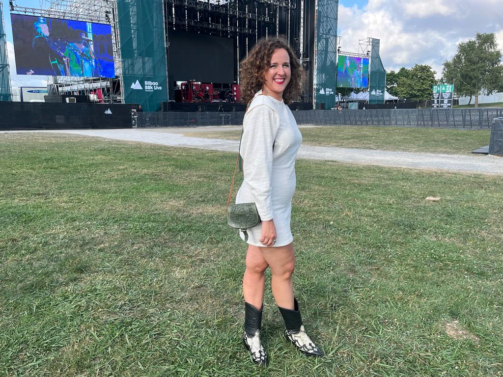 En esta galería también hay hueco para las prendas prestadas. En concreto, una amiga le dejó a Laura Navarro, jienense de 34 años, el vestido ceñido que luce hoy. Cierra el look con unas botas 'cowboy' que se compró en Mango Outlet y un bolso de cuero verde que adquirió en Marruecos.