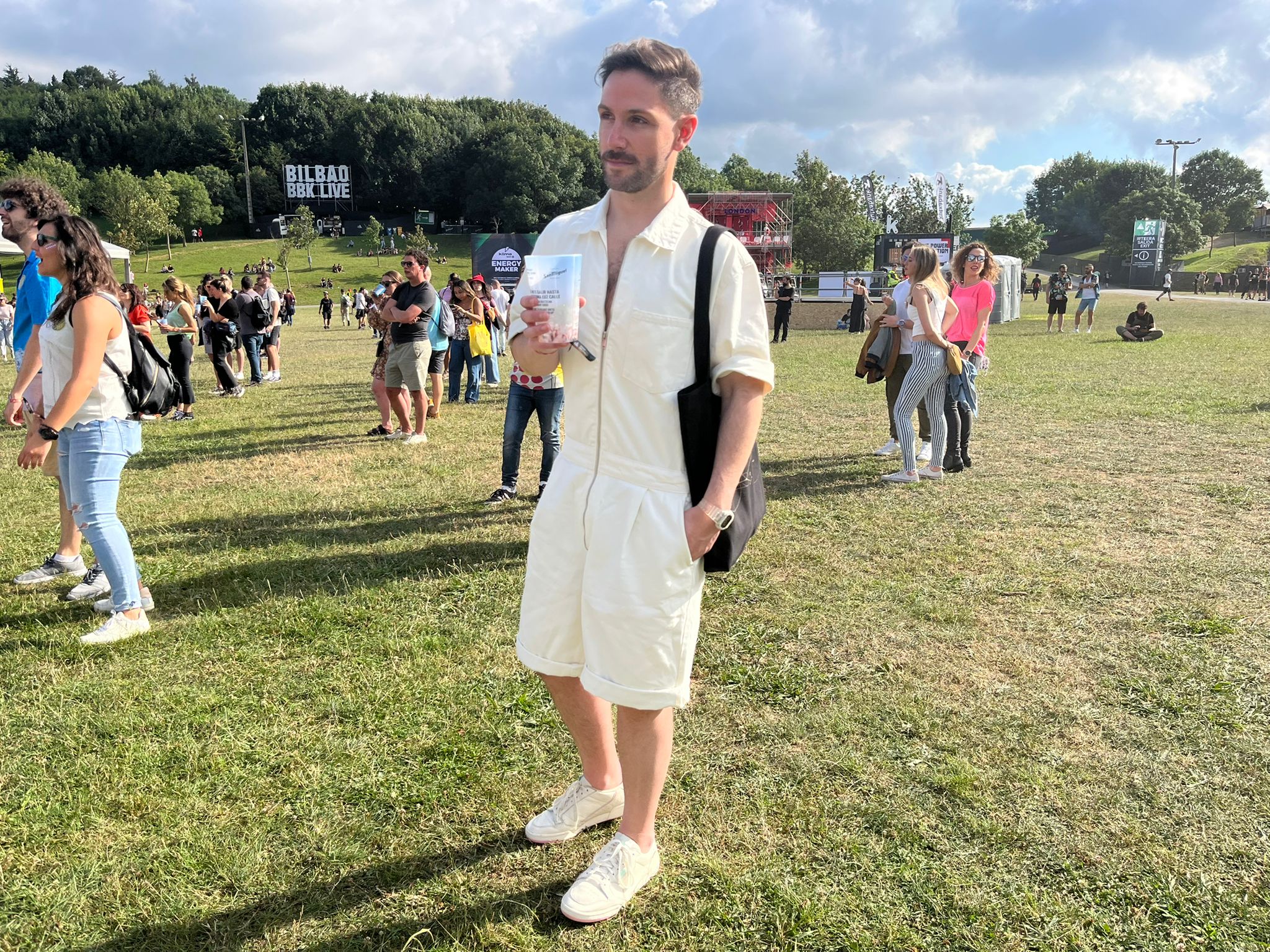 Iñaki defiende el llamado 'boiler suit', un mono de estética 'working' que es tendencia desde hace unos años. "Me lo compré en Bershka hace años y todavía no me lo había puesto", reconoce. El suyo, es un modelo corto en tonos neutros diferente y estiloso.