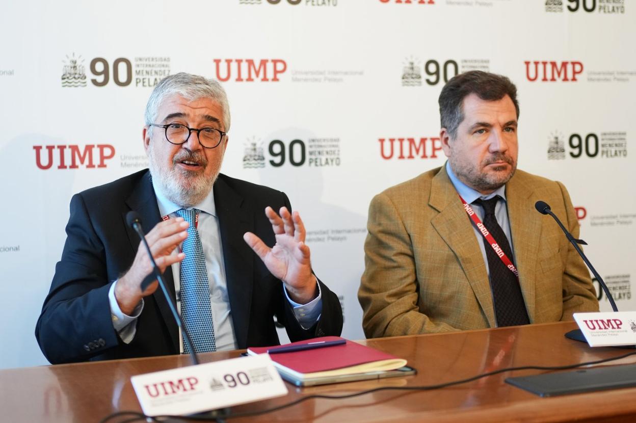 José Juan Ruiz, presidente del Instituto Elcano, e Ignacio Molina, investigador principal de la institución, ayer, en Santander. 