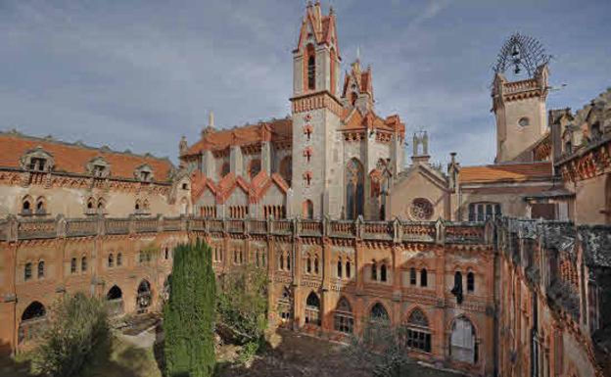 El edificio del CIESE-Comillas se erige sobre una colina en un alto del municipio. 