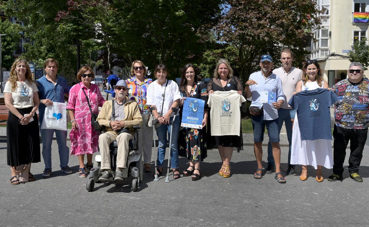 La iniciativa solidaria 'Mójate por la esclerosis múltiple' vuelve a Santander