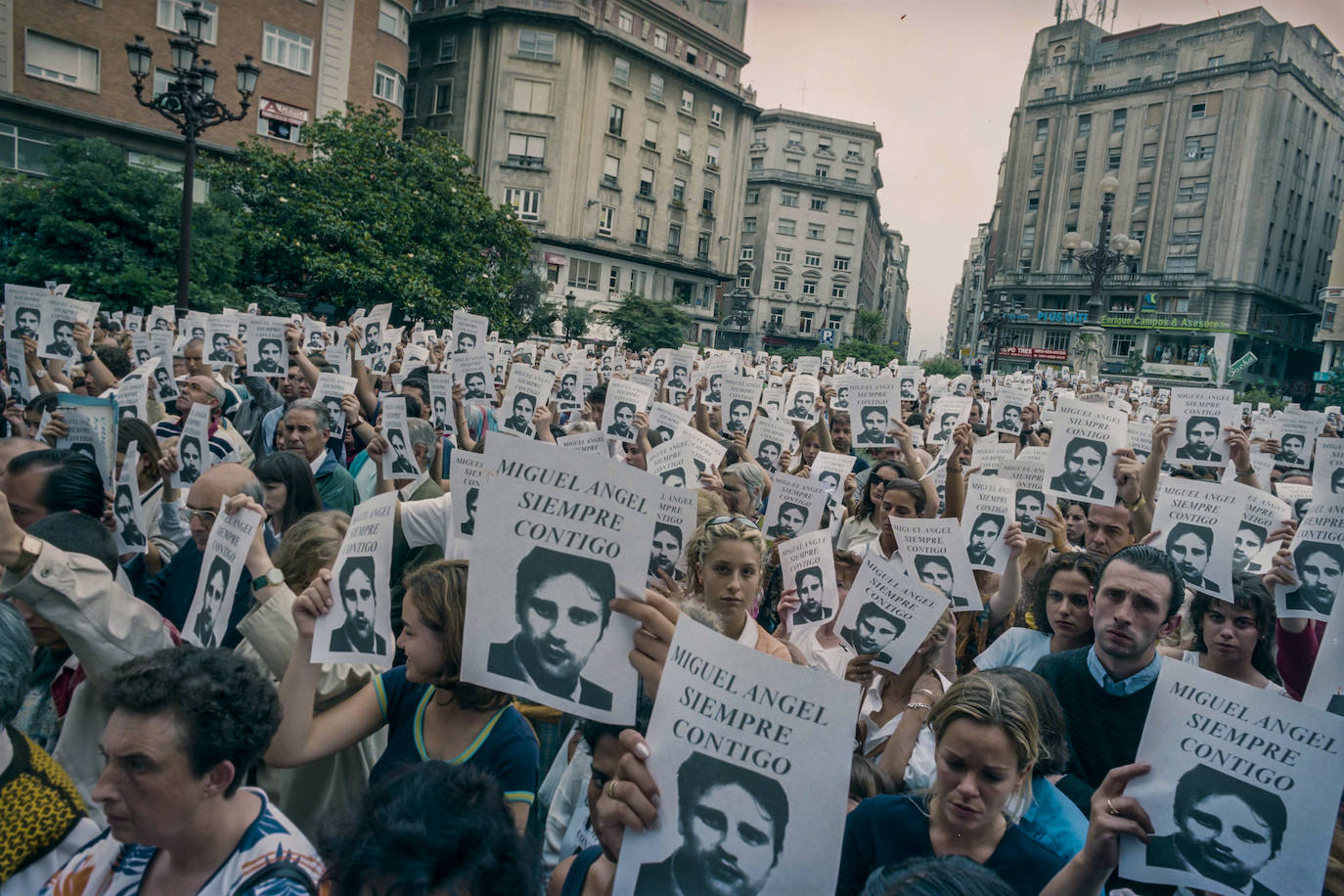 "Miguel Ángel, siempre contigo". Los cántabros homenajearon al joven asesinado por la banda terrorista.