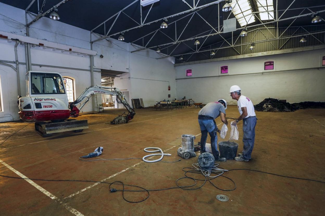 Un equipo humano trabaja en el interior de una de las naves del recinto ferial, esta semana, en La Lechera (Torrelavega).