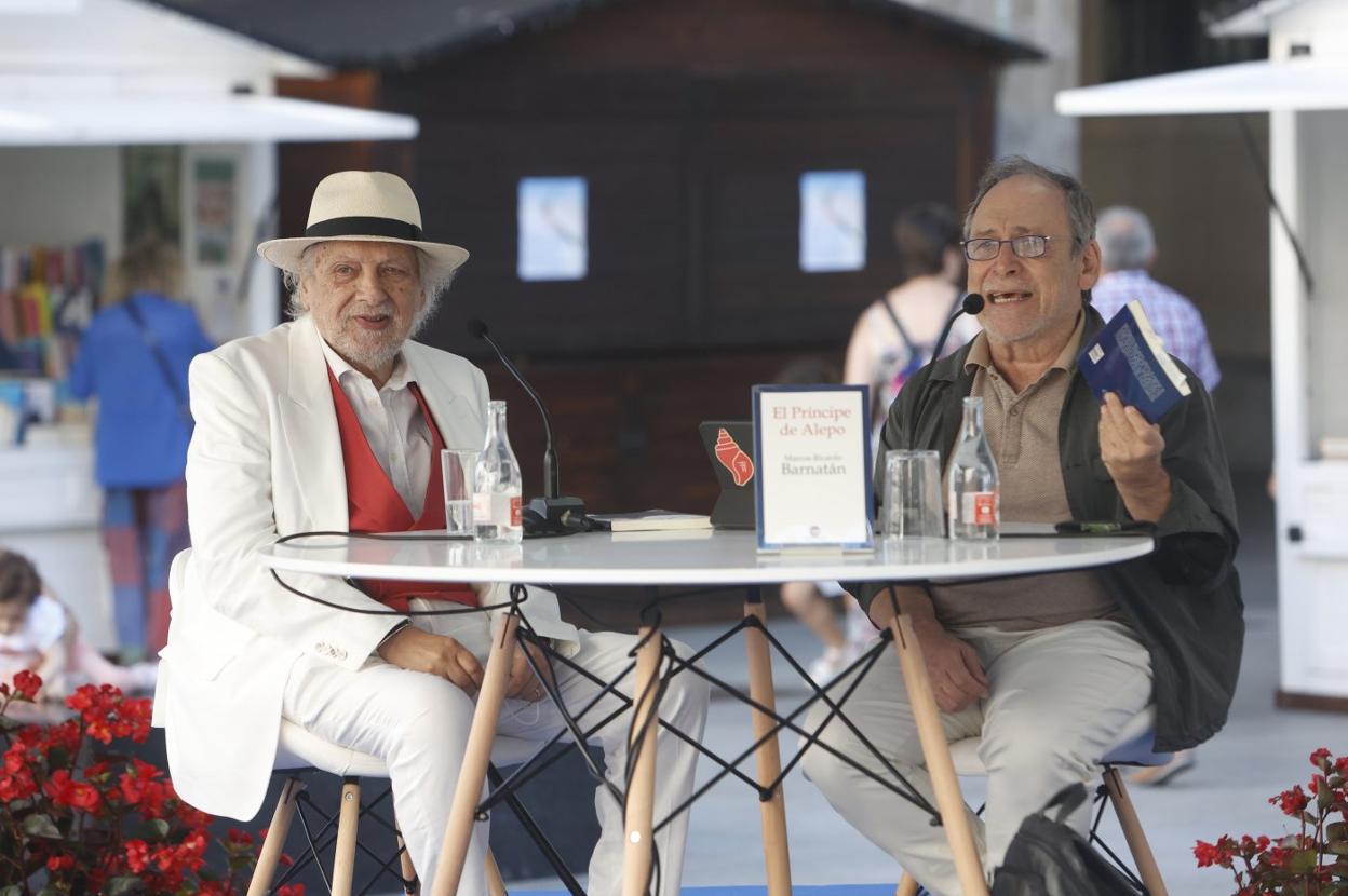Marcos-Ricardo Barnatán presentó ayer en 'El príncipe de Alepo' acompañado de Roberto Blatt.