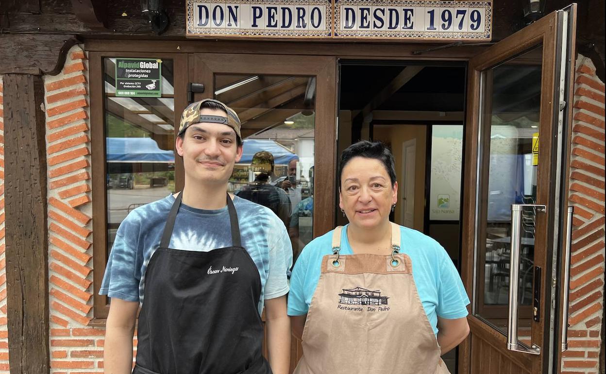 Óscar Noriega y Mila Celis, un hijo con estudios de cocina y una madre emprendedora.