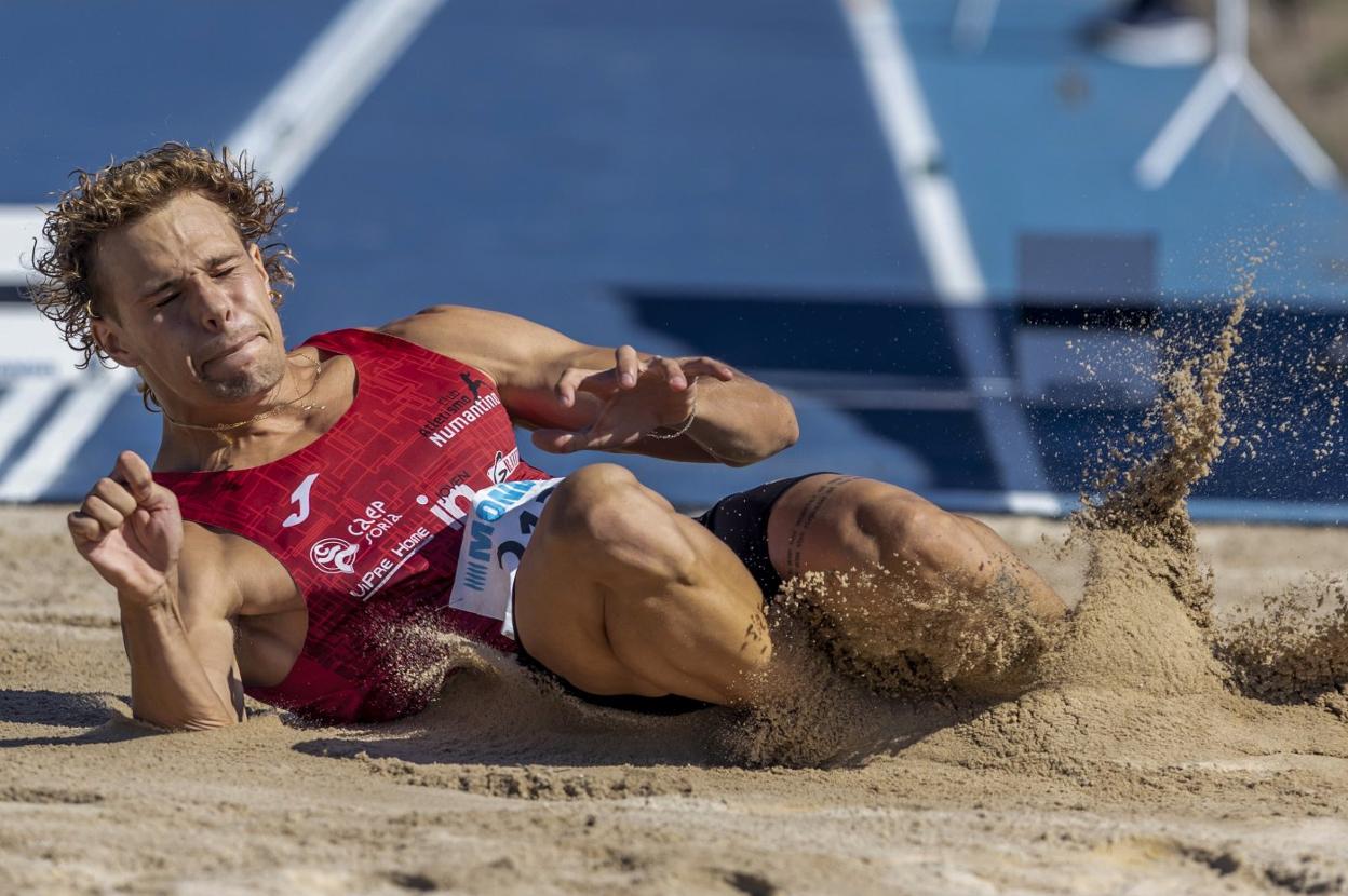 Bruno Comín, en la prueba de salto de longitud en la que finalizó segundo con un registro de 7.19 metros. 