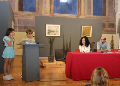 Imagen secundaria 1 - Premiados concurso poesía, nietos de Antonio Casares recitando y ganadora del concurso. 