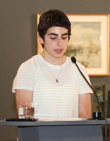 Imagen secundaria 2 - Premiados concurso poesía, nietos de Antonio Casares recitando y ganadora del concurso. 