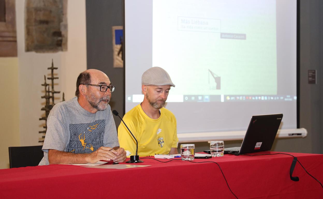 Presentado el libro póstumo de poemas «Más Liébana» del escritor lebaniego Antonio Casares