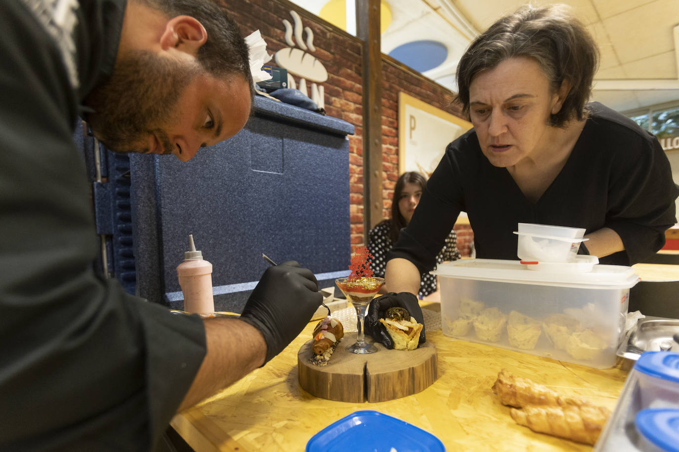 El restaurante César de Bárcena de Cicero gana con su 'Buñuelo de almeja fina con lágrima de ali oli'. En segundo lugar, Castilla Termal Solares, con su cucurucho de rabo de toro y manzana con glaseado de queso de cabra y gelé de cebolla. Y el tercer puesto ha ido a parar al Pericote de Tanos por su 'Hojaldre de bonito del cantábrico'.