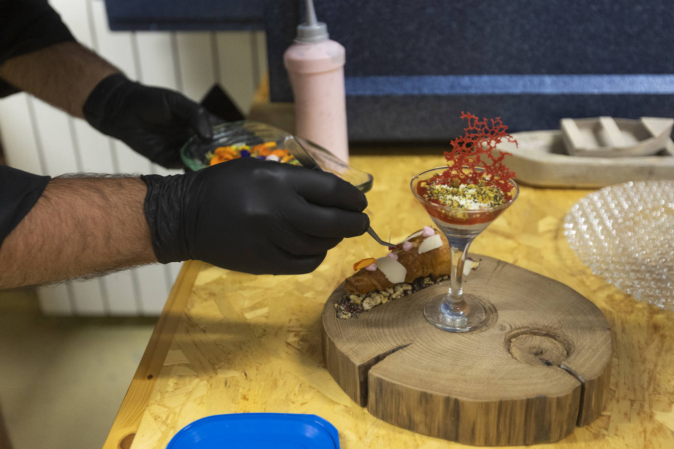 El restaurante César de Bárcena de Cicero gana con su 'Buñuelo de almeja fina con lágrima de ali oli'. En segundo lugar, Castilla Termal Solares, con su cucurucho de rabo de toro y manzana con glaseado de queso de cabra y gelé de cebolla. Y el tercer puesto ha ido a parar al Pericote de Tanos por su 'Hojaldre de bonito del cantábrico'.