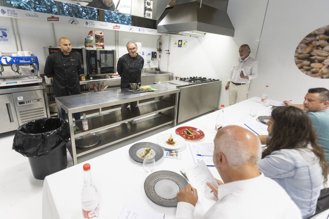 El restaurante César de Bárcena de Cicero gana con su 'Buñuelo de almeja fina con lágrima de ali oli'. En segundo lugar, Castilla Termal Solares, con su cucurucho de rabo de toro y manzana con glaseado de queso de cabra y gelé de cebolla. Y el tercer puesto ha ido a parar al Pericote de Tanos por su 'Hojaldre de bonito del cantábrico'.